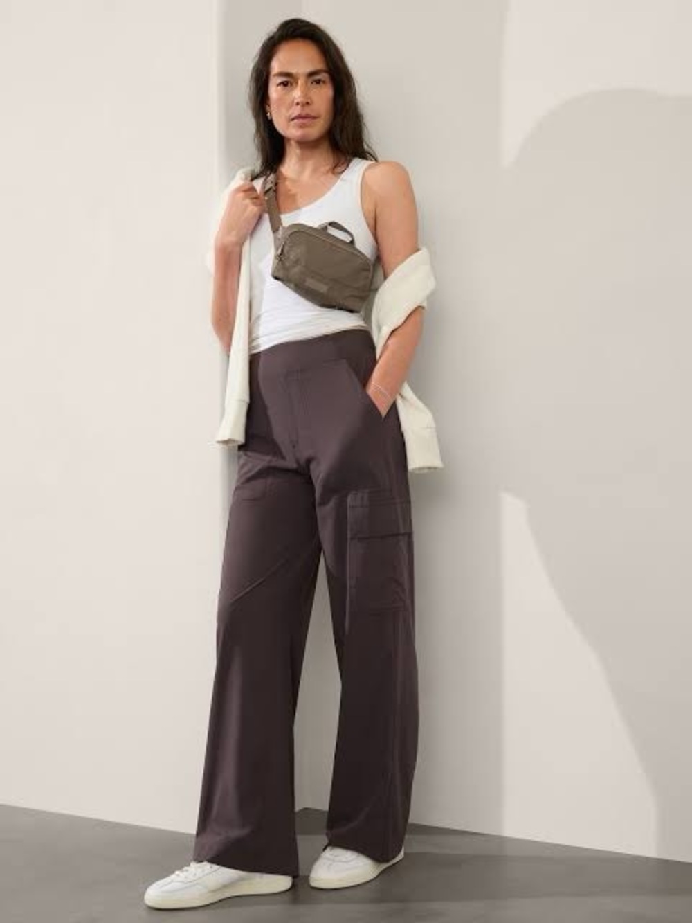 Athleta Brooklyn Heights High Rise Wide Leg Cargo Pants in Shale Size 2
